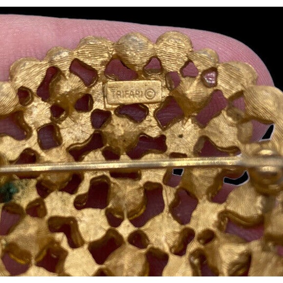 Vintage Crown Trifari Brooch Pin Encrusted Rhinestones Gold Clear Tone Round 2" - Picture 7 of 8